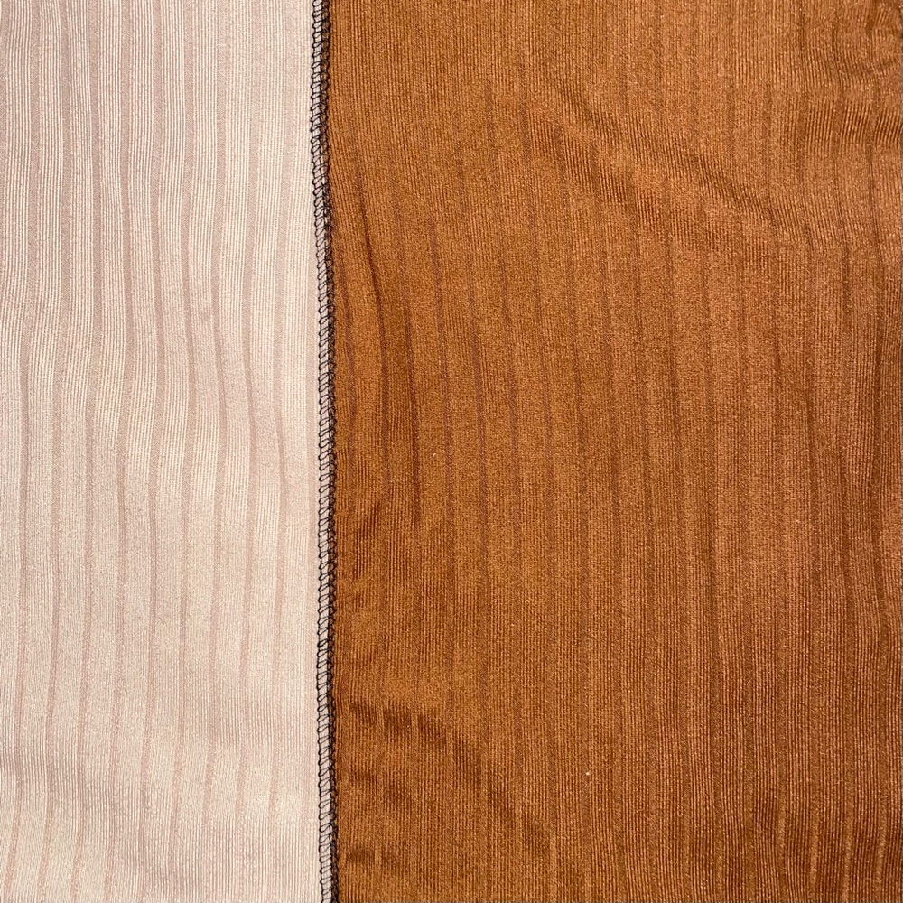 Color-Block Crop Top - Picture 3 of 4